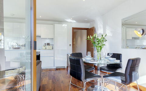 Shoreditch Square, Hoxton: Mueble, Mesa, Gabinetes, Silla, Madera, Edificio, Salón, Sala, Piso, Cocina