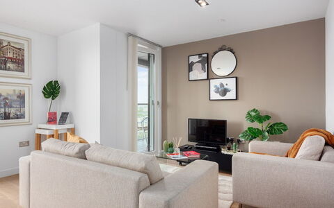 Avant-Garde, Shoreditch: Marco, Mueble, Propiedad, Sofá, Verde, Diseño De Interiores, Arquitectura, Sala, Suelo