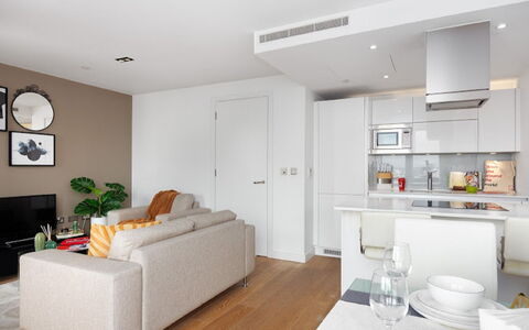 Avant-Garde, Shoreditch: Mueble, Mesa, Diseño De Interiores, Edificio, Planta De Casa, Piso, Suelo, Madera, Gabinetes