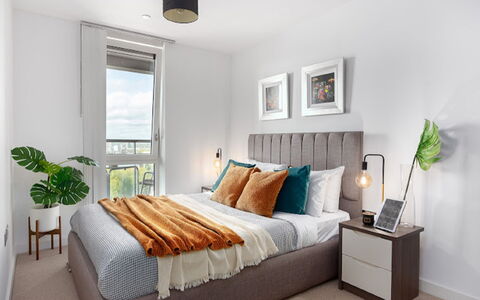 Avant-Garde, Shoreditch: Mueble, Propiedad, Marco, Verde, Comodidad, Ventana, Madera, Azur, Encendiendo, Textil