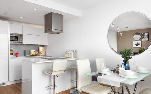 Avant-Garde, Shoreditch: Mueble, Mesa, Propiedad, Silla, Encendiendo, Diseño De Interiores, Piso, Planta, Suelo