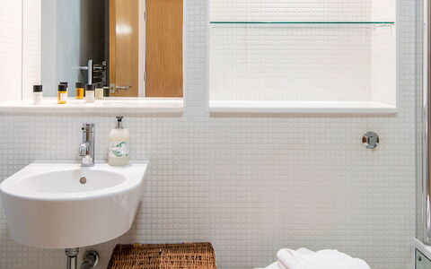 Great Suffolk Street, Waterloo: Espejo, Grifo, Lavabo, Arreglo De Tubería, Propiedad, Lavabo Del Baño, Blanco, Baño, Madera