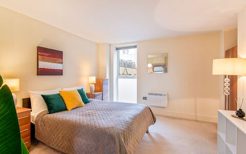 Great Suffolk Street, Waterloo: Mueble, Propiedad, Comodidad, Gabinetes, Madera, Ventana, Sombra, Diseño De Interiores, Lámpara, Suelo