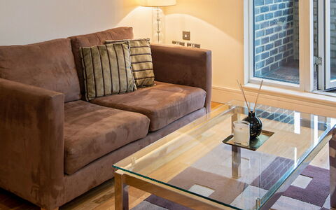 Great Suffolk Street, Waterloo: Sofá, Mueble, Mesa, Edificio, Madera, Lámpara, Comodidad, Ventana, Sala, Diseño De Interiores