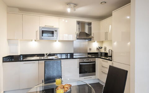 Great Suffolk Street, Waterloo: Gabinetes, Mostrador, Aparato De Cocina, Estufa De Cocina, Cocina, Lavabo, Grifo, Fregadero, Edificio, Encendiendo