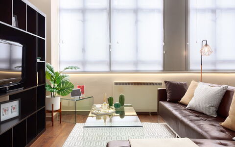 London City 303: Mueble, Diseño De Interiores, Piso, Suelo, Mesa, Madera, Techo, Silla, Habitación, Sofá