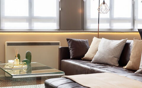 London City 303: Mueble, Diseño De Interiores, Piso, Suelo, Mesa, Madera, Techo, Silla, Habitación, Sofá