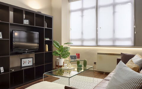London City 303: Mueble, Diseño De Interiores, Piso, Suelo, Mesa, Madera, Techo, Silla, Habitación, Sofá