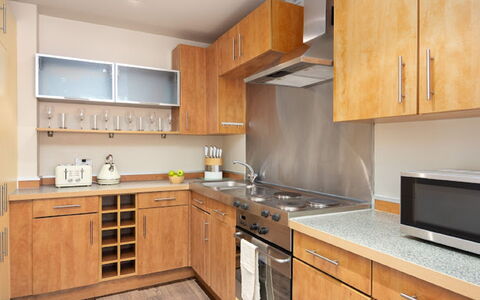 London City 303: Mueble, Diseño De Interiores, Piso, Suelo, Mesa, Madera, Techo, Silla, Habitación, Sofá