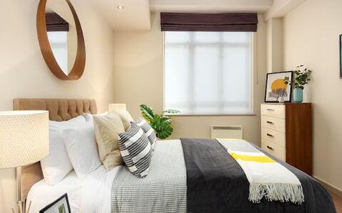 London City 303: Mueble, Diseño De Interiores, Piso, Suelo, Mesa, Madera, Techo, Silla, Habitación, Sofá
