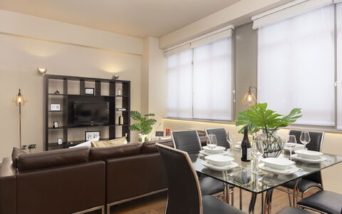 London City 303: Mueble, Diseño De Interiores, Piso, Suelo, Mesa, Madera, Techo, Silla, Habitación, Sofá