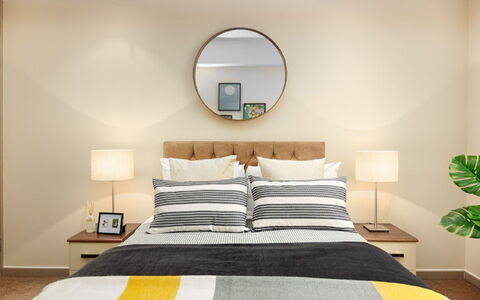 Lawrence House: Mueble, Edificio, Espejo, Propiedad, Verde, Comodidad, Azur, Madera, Textil, Marco De La Cama