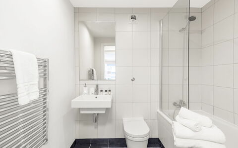 Sir Jl: Espejo, Arreglo De Tubería, Edificio, Grifo, Lavabo, Baño, Púrpura, Arquitectura, Piso