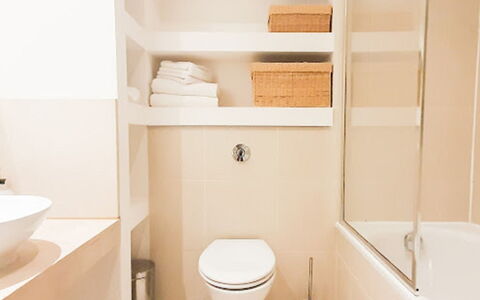 Discovery Dock: Propiedad, Arreglo De Tubería, Lavabo Del Baño, Blanco, Baño, Negro, Lavabo, Grifo, Diseño De Interiores, Púrpura