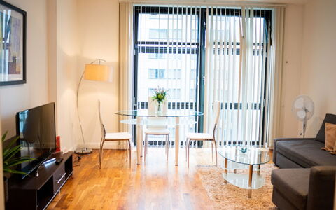 Discovery Dock: Mueble, Propiedad, Sofá, Ventana, Azur, Madera, Edificio, Marco, Diseño De Interiores