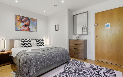 Indescon Studio: Cama, Mueble, Diseño De Interiores, Habitación, Lecho, Sábana, Piso, Suelo, Madera, Linos