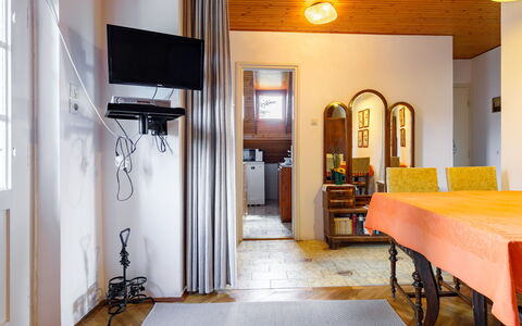 Schilf: Edificio, Propiedad, Mueble, Diseño De Interiores, Madera, Casa, Ventana, Suelo, Puerta, Pared