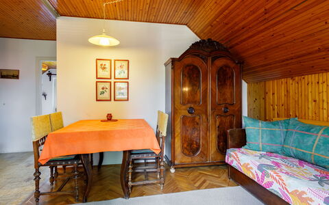 Schilf: Propiedad, Mueble, Comodidad, Madera, Marco De La Cama, Marco, Mesa, Suelo, Cajón, Pared