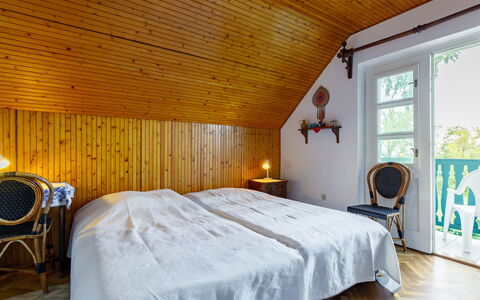 Schilf: Edificio, Propiedad, Mueble, Comodidad, Ventana, Madera, Textil, Marco De La Cama, Diseño De Interiores, Amarillo