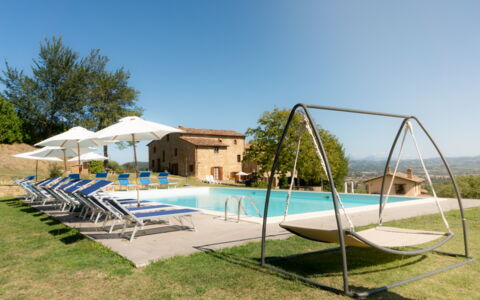 Villa Lugnano: Cielo, Agua, Sombra, Piscina, Mueble Para Exteriores, Árbol, Ocio, Sunlounger, Planta, Bienes Raíces