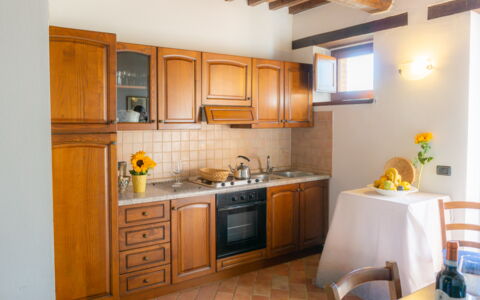 Villa Lugnano: Gabinetes, Mostrador, Mueble, Propiedad, Lavabo, Silla, Cocina, Aparato De Cocina, Edificio, Estufa De Cocina
