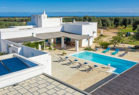 Masseria Tufo Bianco: Edificio, Cielo, Propiedad, Piscina, Agua, Azur, Árbol, Mueble Para Exteriores, Sombra, Arquitectura