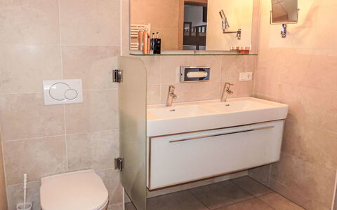 Kaprun 160: Baño, Arreglo De Tubería, Piso, Lavabo Del Baño, Diseño De Interiores, Suelo, Lavabo, Grifo, Espejo, Plomería