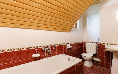 Elisabeth: Marrón, Bañera, Propiedad, Edificio, Baño, Arreglo De Tubería, Diseño De Interiores, Madera, Suelo