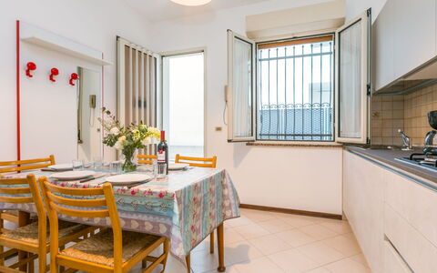 Lignano Sabbiadoro 655: Mesa, Propiedad, Edificio, Cielo, Ventana, Madera, Diseño De Interiores, Nube, Encendiendo, Mueble Para Exteriores