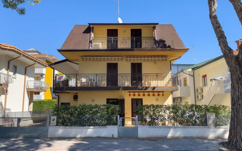 Lignano Sabbiadoro 657: Arbusto, Barrio Residencial, Porche, Jardín, Balcón, Sombra, Mueble Para Exteriores, Yarda, Silla, Paisajismo