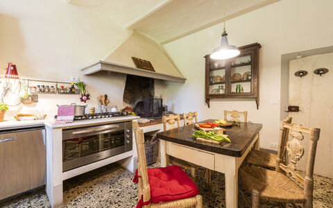 Villa Vigliano: Comida, Mesa, Mostrador, Mueble, Gabinetes, Propiedad, Cocina, Aparato De Cocina, Edificio, Madera