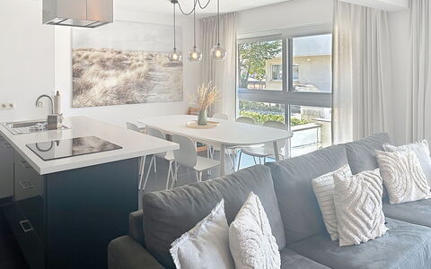 Miramar with Terrace: Mueble, Diseño De Interiores, Piso, Pared, Suelo, Techo, Silla, Mesa, Lámpara, Madera