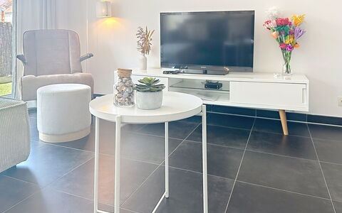 Miramar with Terrace: Mueble, Diseño De Interiores, Mesa, Piso, Suelo, Encendiendo, Habitación, Casa, Sala, Silla