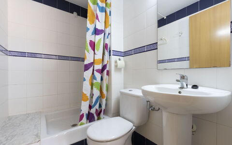 Poblamar: Espejo, Arreglo De Tubería, Propiedad, Fotografía, Grifo, Lavabo, Edificio, Baño, Lavabo Del Baño, Púrpura