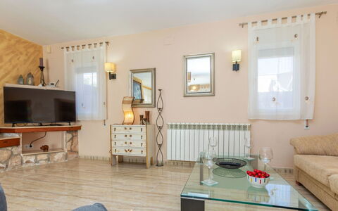 Villa Cantos: Mueble, Diseño De Interiores, Piso, Suelo, Sofá, Habitación, Techo, Madera, Encendiendo, Sala