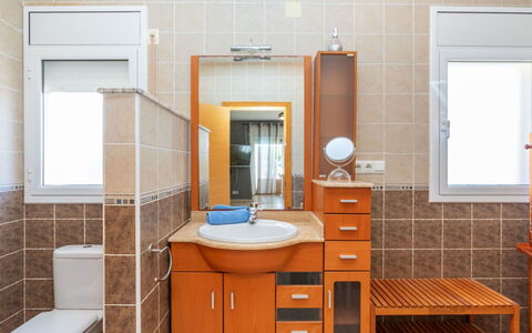 Villa Cantos: Lavabo Del Baño, Lavabo, Arreglo De Tubería, Gabinetes, Pared, Piso, Diseño De Interiores, Mueble De Baño, Baño, Suelo