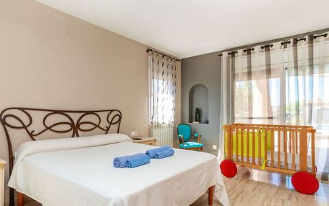 Villa Cantos: Diseño De Interiores, Mueble, Piso, Suelo, Habitación, Madera, Cama, Techo, Habitación, Encendiendo