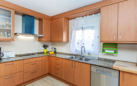 Villa Cantos: Cocina, Mostrador, Gabinetes, Aparato De Cocina, Piso, Electrodoméstico, Mueble, Diseño De Interiores, Madera, Suelo