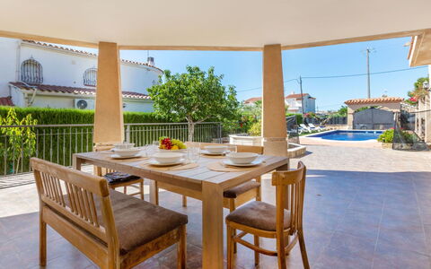 Villa Cantos: Mueble, Silla, Mesa, Cocina Y Comedor Mesa, Mueble Para Exteriores, Mesa Al Aire Libre, Sombra, Manchas De Madera, Patio, Comedor