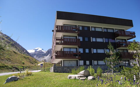 Tignes 220: Cielo, Edificio, Planta, Ventana, El Terreno Del Lote, Hierba, Diseño Urbano, Montaña, Paisaje, Condominio