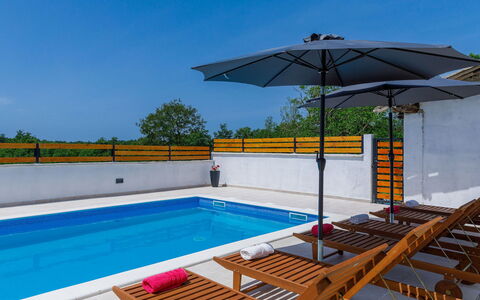 Villa Mate i Kate: Agua, Edificio, Cielo, Piscina, Sombra, Paraguas, Silla, Mueble Para Exteriores, Árbol, Sunlounger