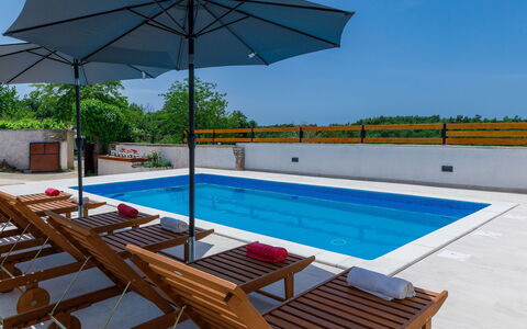 Villa Mate i Kate: Agua, Edificio, Propiedad, Cielo, Piscina, Mueble, Planta, Azur, Paraguas, Sombra