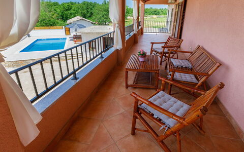 Villa Mate i Kate: Propiedad, Edificio, Planta, Madera, Diseño De Interiores, Arquitectura, Porche, Mueble Para Exteriores, Sombra, Watercraft