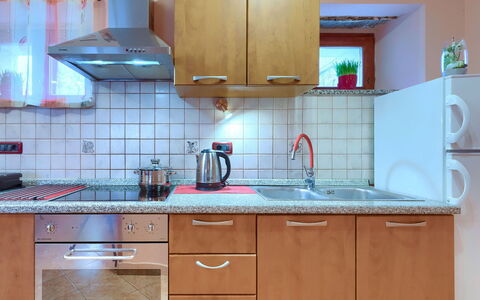 Villa Mate i Kate: Mostrador, Gabinetes, Fregadero, Edificio, Propiedad, Grifo, Lavabo, Mueble, Cocina, Madera