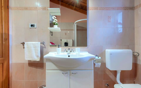 Villa Mate i Kate: Marrón, Espejo, Grifo, Lavabo, Arreglo De Tubería, Propiedad, Lavabo Del Baño, Baño, Púrpura, Edificio
