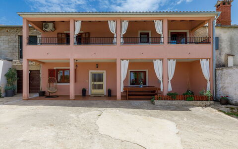 Villa Mate i Kate: Edificio, Cielo, Nube, Ventana, Azur, Planta, Sombra, Puerta, El Terreno Del Lote