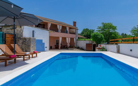 Villa Mate i Kate: Agua, Cielo, Edificio, Propiedad, Piscina, Azur, Casa, Sombra, Mueble Para Exteriores, Silla