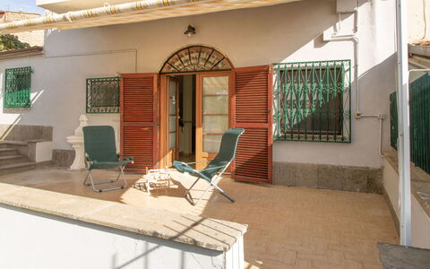 Kiwi e L'Uva - Tuscia: Mueble, Sombra, Ventana, Diseño De Interiores, Mueble Para Exteriores, Edificio, Silla, Ocio, Pared, Barrio Residencial