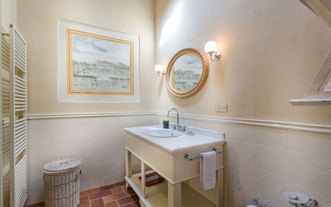 Villa Vorno: Espejo, Grifo, Lavabo, Arreglo De Tubería, Propiedad, Lavabo Del Baño, Edificio, Baño, Madera, Mueble De Baño