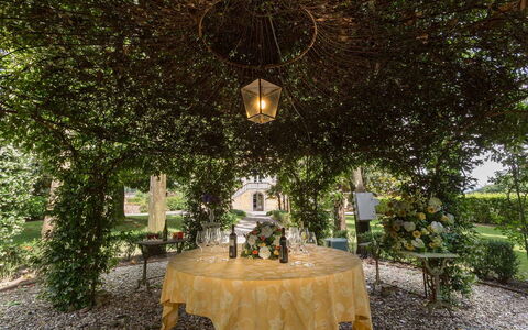 Villa Vorno: Planta, Mesa, Propiedad, Decoración, Edificio, Silla, Encendiendo, Vajilla, Mesa Al Aire Libre, Manteles